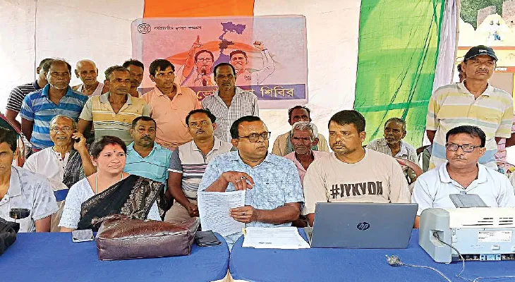 ঝাড়গ্রামের লোধা শবর ও পরিযায়ী শ্রমিকদের ফর্ম পূরণে পাশে তৃণমূল