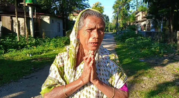 ‘ভোটের কাগজ পাচ্ছি না’, প্রধানের সামনে কান্না বৃদ্ধার
