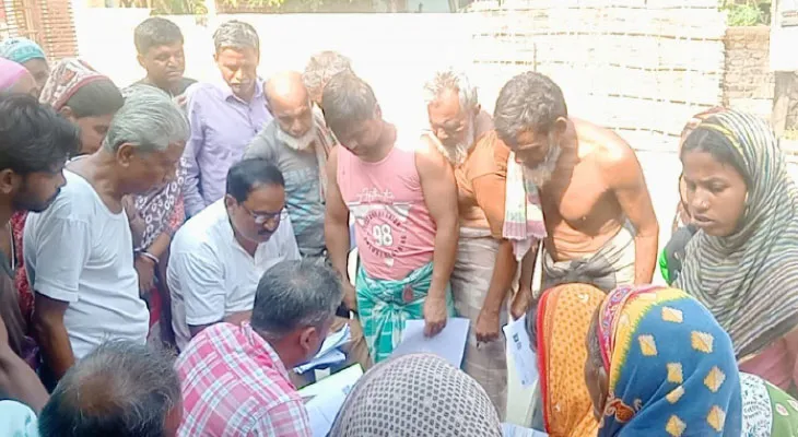 প্রতিবাদ করায় হুঁশিয়ারি, হস্তক্ষেপ বিডিওর, মুদিখানার সামনেই ফর্ম বিলি বিএলওর