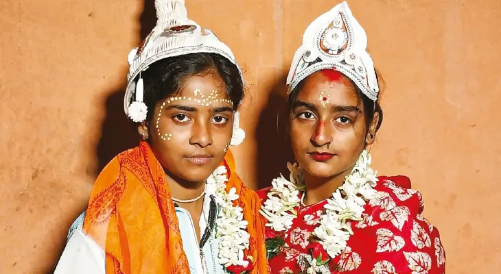 সমাজের বেড়াজাল ভেঙে সাতপাক দুই তরুণীর