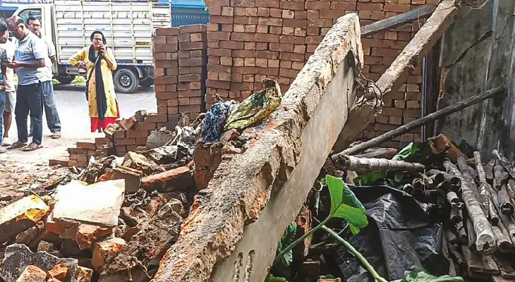 বুলডোজার চালিয়ে সিপিএমের অফিস গুঁড়িয়ে দিল দুষ্কৃতীরা