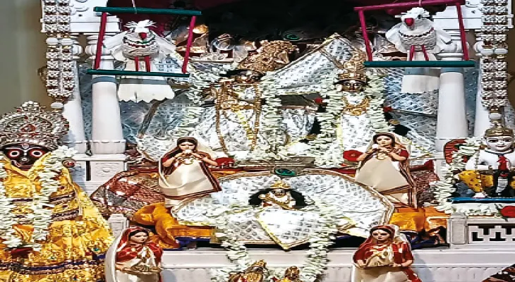 রাস উৎসবে ভক্তদের সঙ্গে কীর্তনে মাতলেন রাধা‑কৃষ্ণ