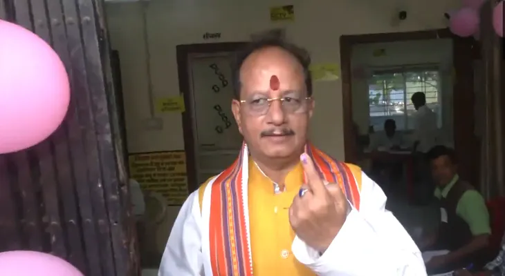 বিহারের বিধানসভা নির্বাচন: ভোট দিলেন বিহারের উপ মুখ্যমন্ত্রী তথা প্রার্থী বিজয় কুমার সিনহা