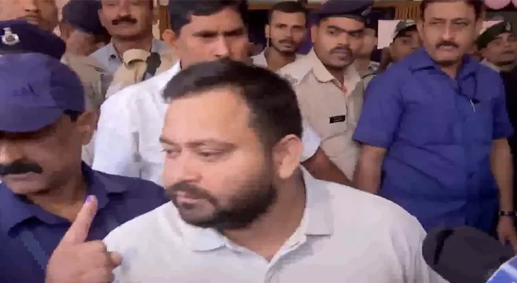 বিহারের বিধানসভা নির্বাচন: ভোট দিলেন আরজেডি প্রার্থী তথা মহাগঠবন্ধনের মুখ্যমন্ত্রী পদপ্রার্থী তেজস্বী যাদব