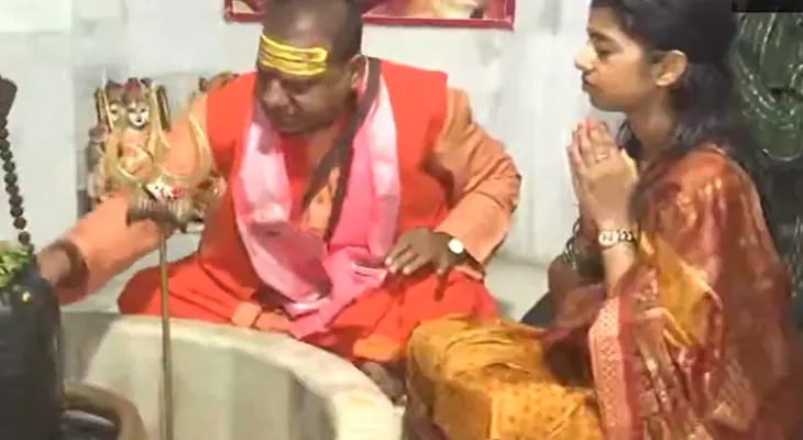 বিহারের বিধানসভা নির্বাচন: দ্বারভাঙায় বিশ্বনাথ মন্দিরে পুজো দিলেন আলিনগরের বিজেপি প্রার্থী তথা লোকসংগীত শিল্পী মৈথিলী ঠাকুর