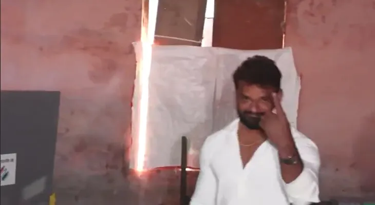 বিহারের বিধানসভা নির্বাচন: ভোট দিলেন আরজেডি প্রার্থী তথা গায়ক-অভিনেতা কেশরী লাল যাদব
