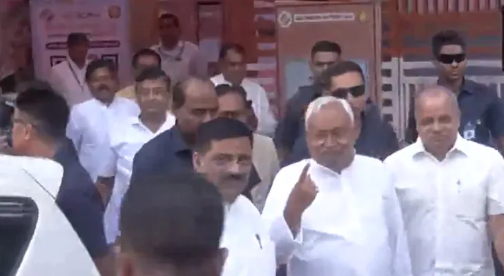 বিহারের বিধানসভা নির্বাচন(প্রথম দফা): ভোট দিলেন মুখ্যমন্ত্রী নীতীশ কুমার