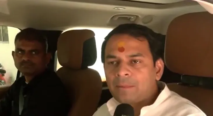 বিহারের বিধানসভা নির্বাচন (প্রথম দফা): ভোট দিলেন জনশক্তি জনতা দলের জাতীয় সভাপতি তথা প্রার্থী তেজপ্রতাপ যাদব