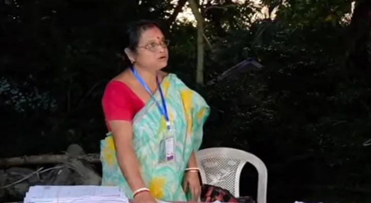 বাড়ি বাড়ি না গিয়ে তিস্তার বাঁধের উপর বসেই ইনিউমারেশন ফর্ম বিলি বিএলও’র