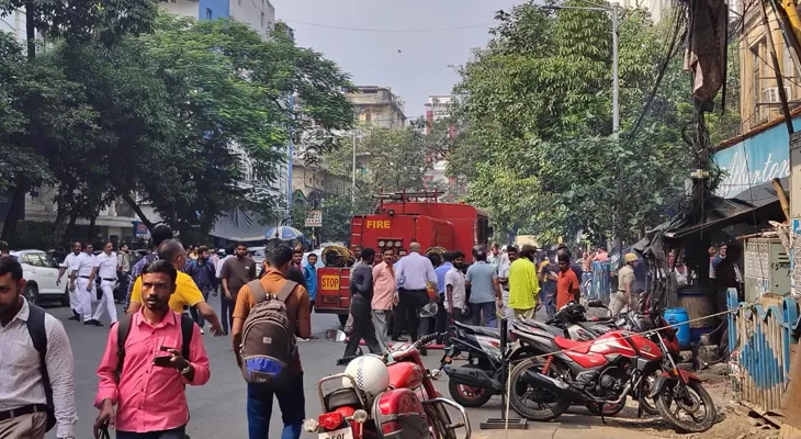 ডালহৌসিতে একটি গোডাউনে অগ্নিকাণ্ড, ঘটনাস্থলে দমকলের পাঁচটি ইঞ্জিন