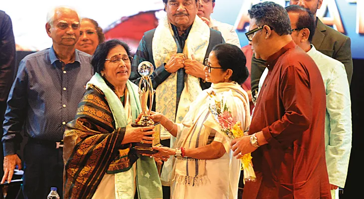 উদ্বোধনী মঞ্চ থেকে বঙ্গবিভূষণ, আপ্লুত আরতি