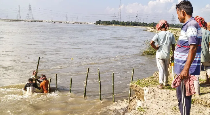 তিস্তার ভাঙন, ফসল বাঁচাতে নিজেরাই পাড় বাঁধাই করছেন মরিচবাড়ির কৃষকরা