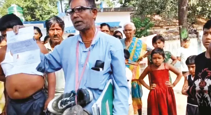 বিজেপির বিএলএ-২’কে জুতোর মালা পরিয়ে ঘোরানো হল গ্রামে, অভিযুক্ত তৃণমূল