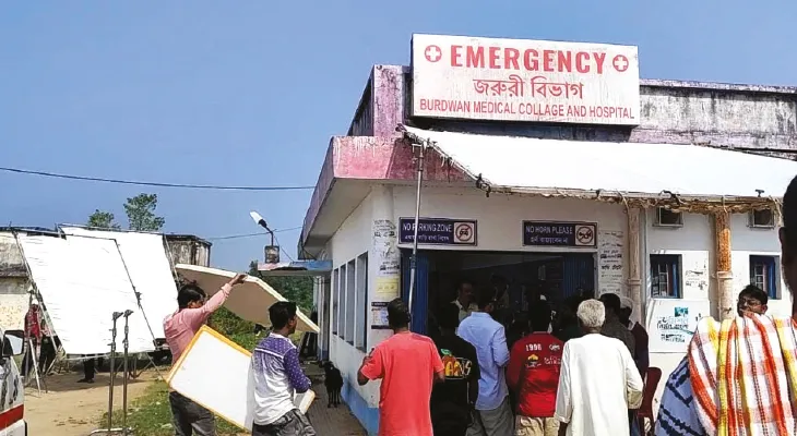 সিরকাবাদ গ্রামীণ হাসপাতালের জরুরি বিভাগ চত্বর দখল করে সিনেমার শ্যুটিং