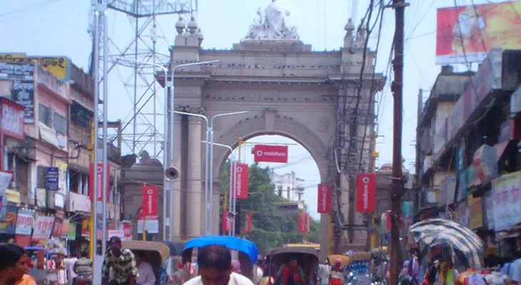 ডিভাইডার উঠলেও বোজানো হয়নি গর্ত,  বর্ধমানের বিসি রোড যেন মরণফাঁদ!