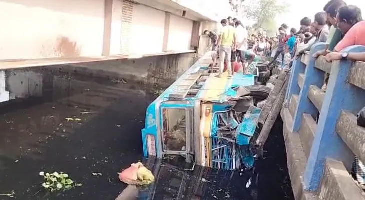শাসনে নিয়ন্ত্রণ হারিয়ে নয়ানজুলিতে বাস, জখম অন্তত ৫০ যাত্রী