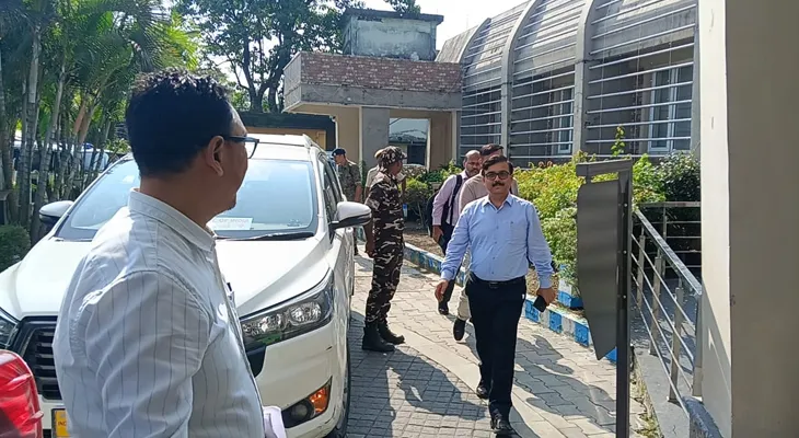কোচবিহার থেকে জলপাইগুড়িতে এলেন নির্বাচন কমিশনের প্রতিনিধিরা
