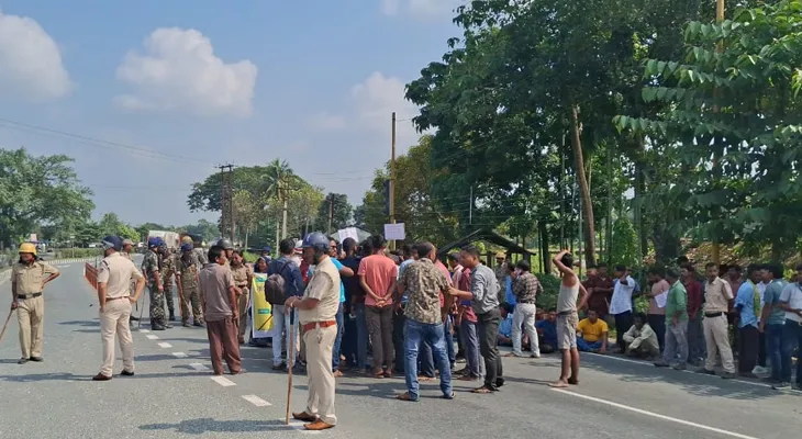 শুক্রবার ময়নাগুড়ির অসম মোড়ে মহিলাদের জাতীয় সড়ক অবরোধ