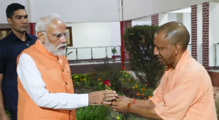 বারাণসীতে প্রধানমন্ত্রী নরেন্দ্র মোদির সঙ্গে দেখা করলেন উত্তরপ্রদেশের মুখ্যমন্ত্রী যোগী আদিত্যনাথ