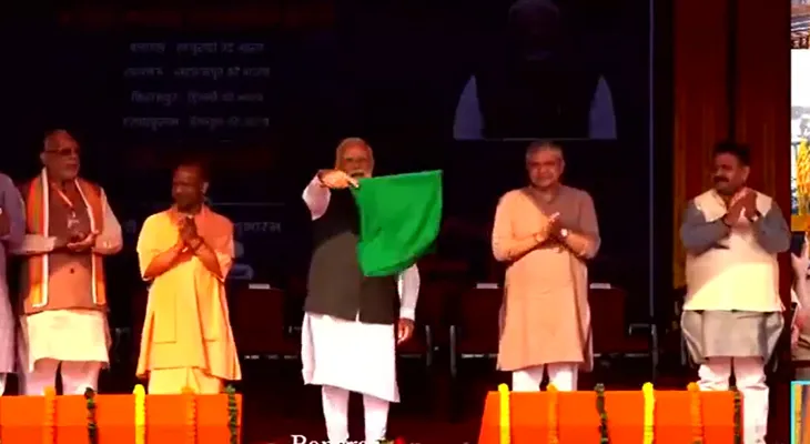 উত্তরপ্রদেশের বারাণসী থেকে চারটি নতুন বন্দে ভারত ট্রেনের উদ্বোধন করলেন প্রধানমন্ত্রী নরেন্দ্র মোদি, উপস্থিত রয়েছেন রেলমন্ত্রী