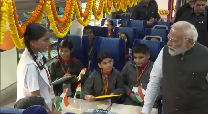 বারাণসী থেকে খাজুরাহোগামী বন্দে ভারতে উঠেছেন মোদি, কথা বলছেন ট্রেনে থাকা শিশুদের সঙ্গে