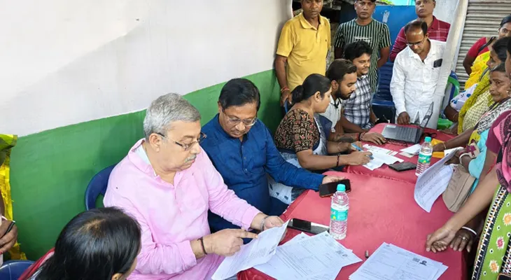 এসআইআর: শলপ ২ নং অঞ্চলের বাংলার ভোটরক্ষা শিবিরে হাজির সাংসদ কল্যাণ বন্দ্যোপাধ্যায়, উপস্থিত রয়েছেন ডোমজুড়ের বিধায়ক কল্যাণ ঘোষ