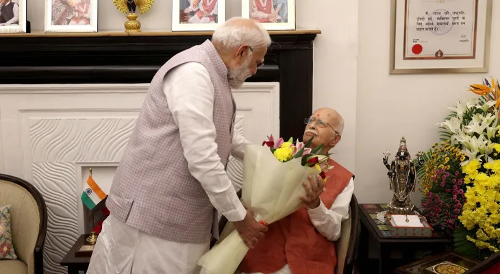 নয়াদিল্লিতে বর্ষীয়ান বিজেপি নেতা লালকৃষ্ণ আদবানির সঙ্গে দেখা করলেন প্রধানমন্ত্রী নরেন্দ্র মোদি