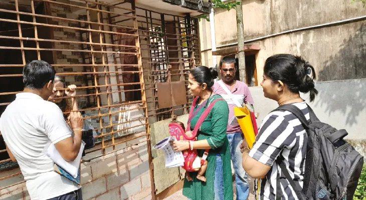 কোলে দু’মাসের শিশুকন্যা, ভোটার লিস্ট হাতে বাড়ি বাড়ি দৌড়চ্ছেন বিজেপির বিএলএ