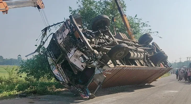 আমতায় বাস-কন্টেনারের মুখোমুখি সংঘর্ষ, জখম একাধিক যাত্রী