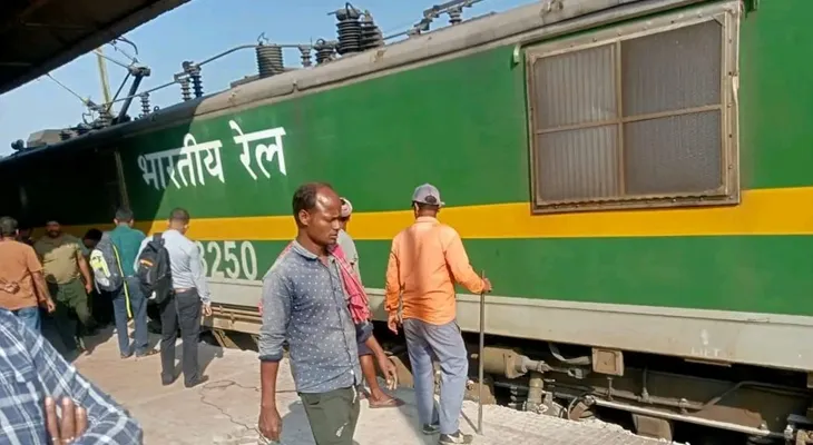 প্ল্যাটফর্মে মালগাড়ির ইঞ্জিনের ধাক্কা, চাঞ্চল্য বালিচক স্টেশনে