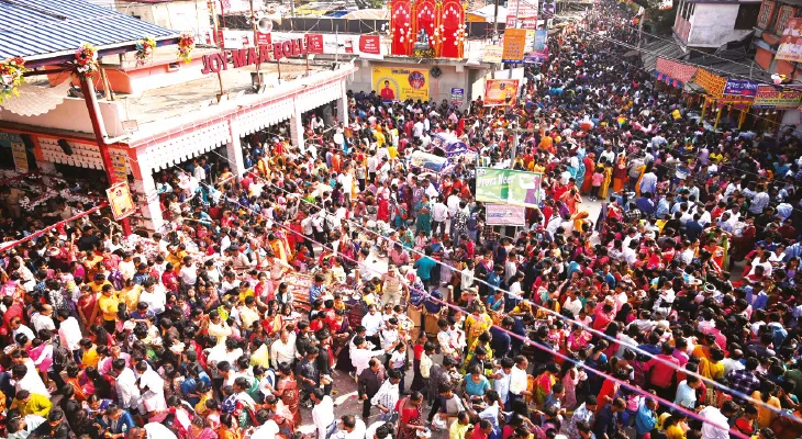 বালুরঘাটের বোল্লা মেলায় রেকর্ড ভিড়  অসুস্থ অনেকে, ব্যবসায় লক্ষ্মীলাভ