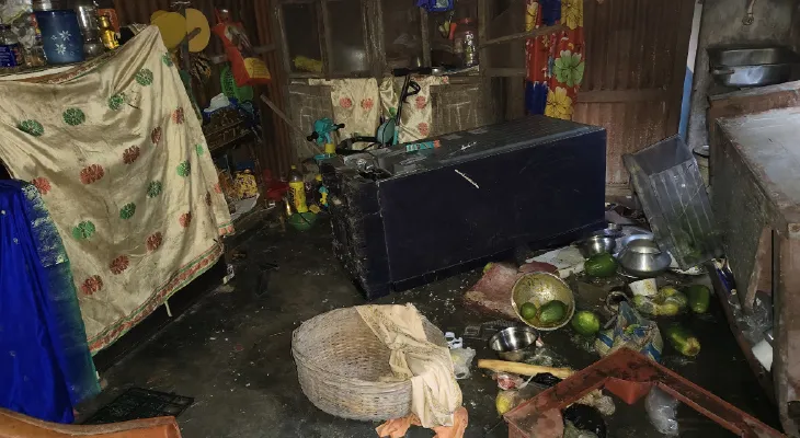 নবদ্বীপের বিপ্রনগরে তাণ্ডব চালাল দুষ্কৃতীরা, মারধর, বাড়ি ভাঙচুর, প্রতিবাদে অবরোধ