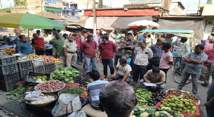 হলদিবাড়ি বাজারে হঠাৎ অভিযান প্রশাসনের, ধমক দুই ব্যবসায়ীকে, দাম বাড়ছে শীতকালীন সবজির