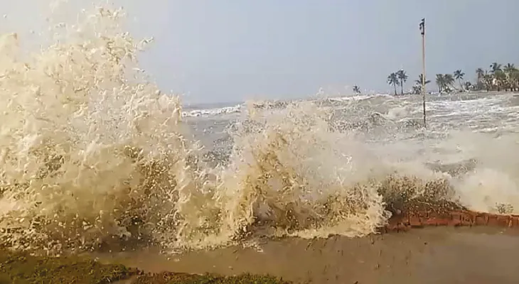 রাস পূর্ণিমার কোটালে উত্তাল সমুদ্র! নোনা জল ঢুকল ৪০ বাড়িতে