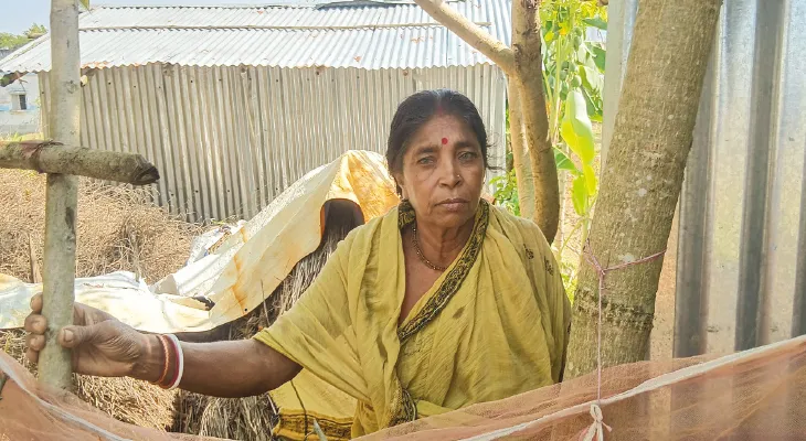 দুই ছেলে বাংলাদেশে স্কুল শিক্ষক, বাবা-মা দিনমজুরি করেন এদেশে