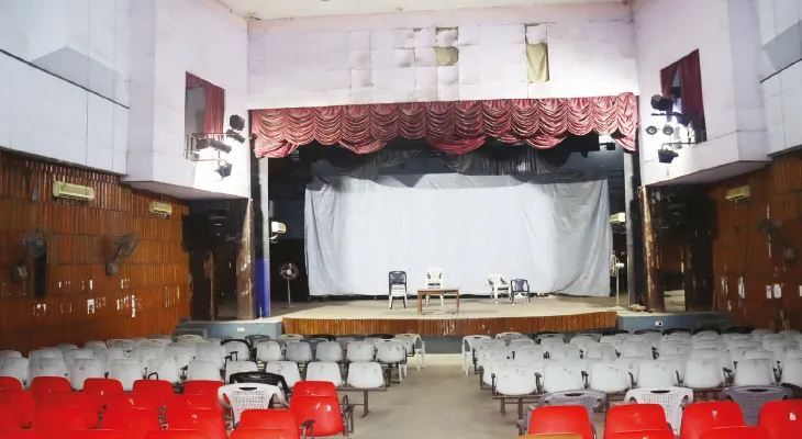 রবীন্দ্রভবনের এসি মেশিন বিকল, চেয়ার ভাঙা, কাঠগড়ায় পুরসভা