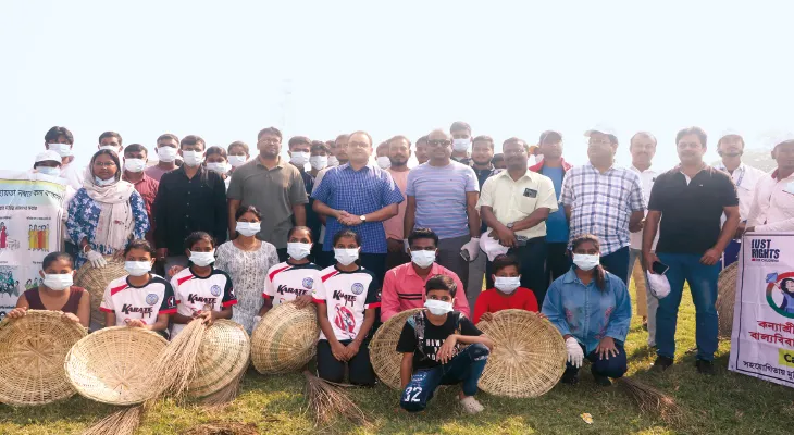 বহরমপুরের ব্যারাক স্কোয়ার রক্ষার  শপথ নিয়ে কাগজ কুড়ালেন ডিএম