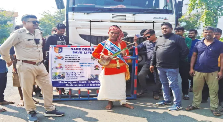 বাউল গানে ট্রাফিক সচেতনতার বার্তা দুবরাজপুরের সিভিক ভলান্টিয়ারের