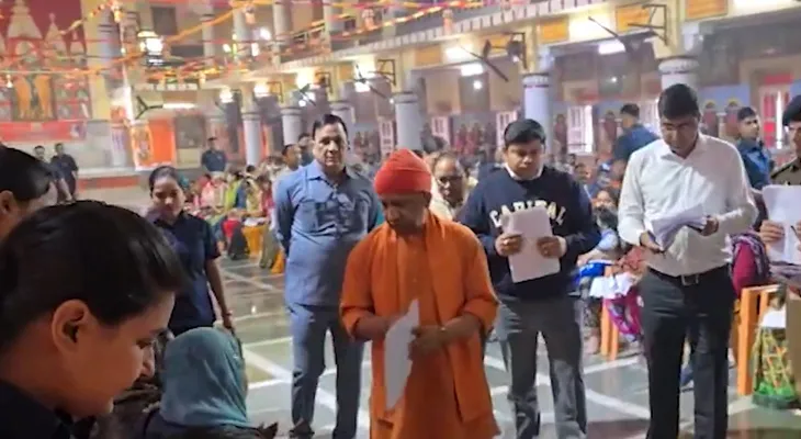 উত্তরপ্রদেশের গোরক্ষপুরে জনতা দর্শন কর্মসূচিতে মুখ্যমন্ত্রী যোগী আদিত্যনাথ