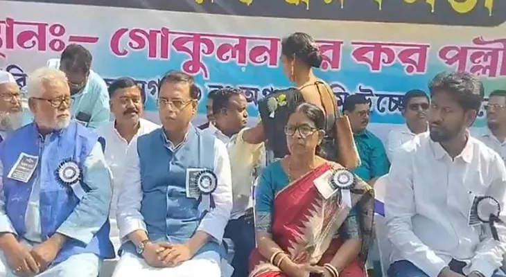 নন্দীগ্রামের গোকুলনগর করপল্লিতে শহিদ স্মরণ সভায় উপস্থিত রয়েছেন রাজ্যের মন্ত্রী স্নেহাশিস চক্রবর্তী