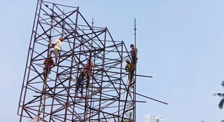 দীর্ঘদিন বকেয়া ৫০ লক্ষ, কলকাতায় ৭০ বেসরকারি ‘অ্যাড-স্পেস’ ভাঙল পুরসভা