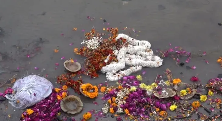 শান্তিপুরের বিসর্জন ঘাটগুলিতে এখনও ভাসছে কাঠামো, ফুল