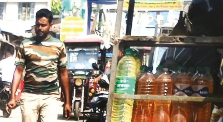 আইনকে বুড়ো আঙুল দেখিয়ে কাটা তেলের রমরমা কারবার প্রকাশ্যেই, নজরদারি নেই ডায়মন্ডহারবার পুলিশ জেলার