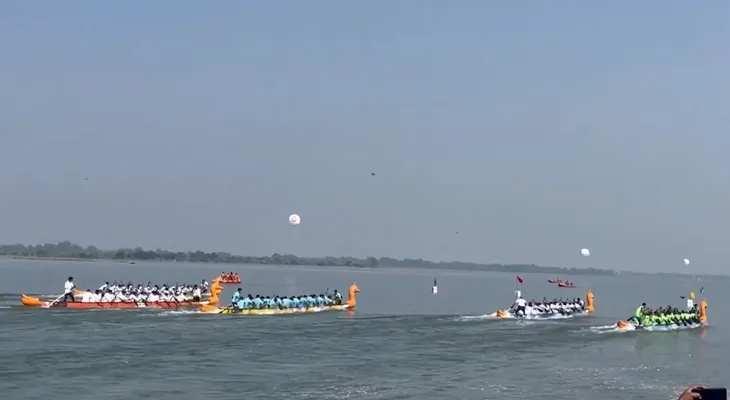 কটকের মহানদীতে নৌকাবাইচ প্রতিযোগিতা