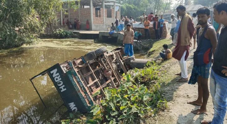 খানাখন্দে ভরা রাস্তা, পুকুরে উল্টে গেল রেশন সামগ্রী বোঝাই ভুটভুটি