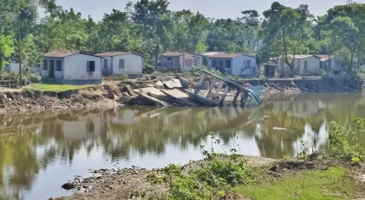 মাটিতে গড়াগড়ি খাচ্ছে ওয়াচ টাওয়ার বন্যপ্রাণীর হামলার আতঙ্কে বাসিন্দারা