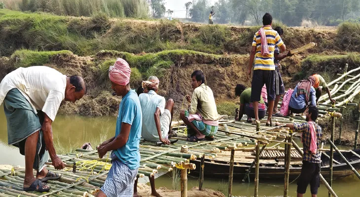 প্রশাসন ব্যবস্থা নেয়নি, চন্দ্রকোণায় শিলাবতী নদীর উপর সাঁকো তৈরি করলেন গ্রামবাসীরাই