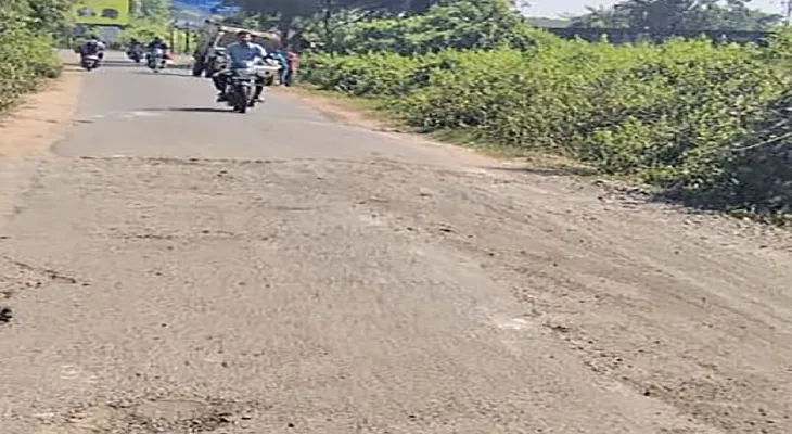 কাঁকসায় প্রায় দেড় মাস ধরে বন্ধ  রাস্তা সংস্কারের কাজ, তুমুল ক্ষোভ