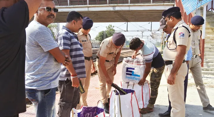 স্টেশনে স্নিফার ডগ, রাস্তায় মোতায়েন পুলিশ, দিল্লি বিস্ফোরণ: উত্তরবঙ্গজুড়ে সতর্কতা, ট্রেনে-বাসে তল্লাশি