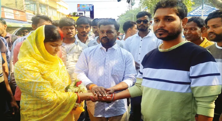 বন্ধুর সঙ্গে পরকীয়া স্ত্রীর, দাঁড়িয়ে থেকে দু’জনের বিয়ে দিলেন স্বামী